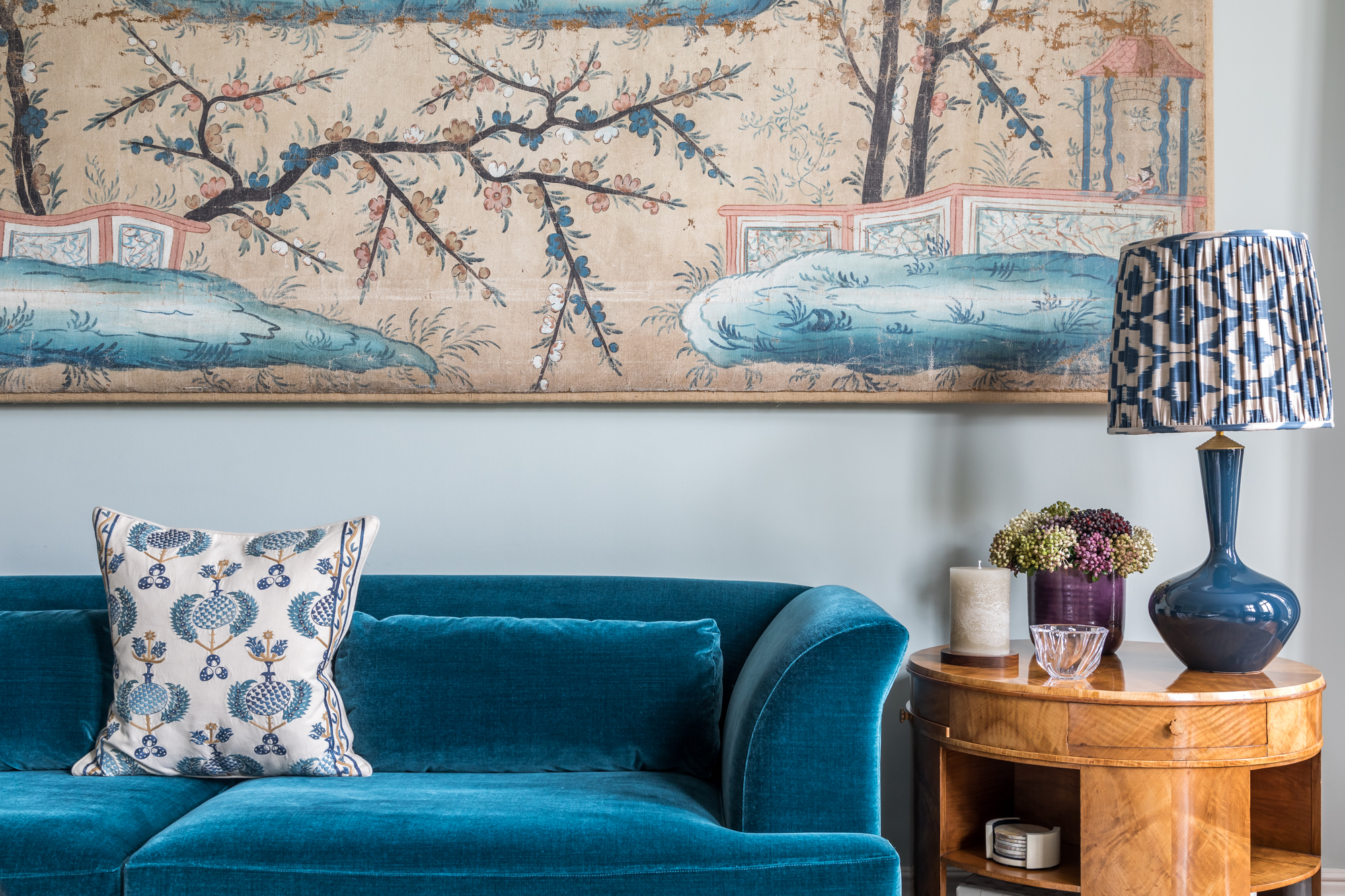 jonathan bond, interior photographer, blue sofa & scatter cushion, holland park, london